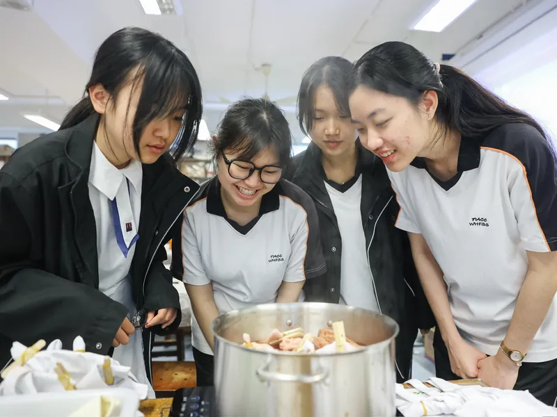 學生用廚餘做天然染料